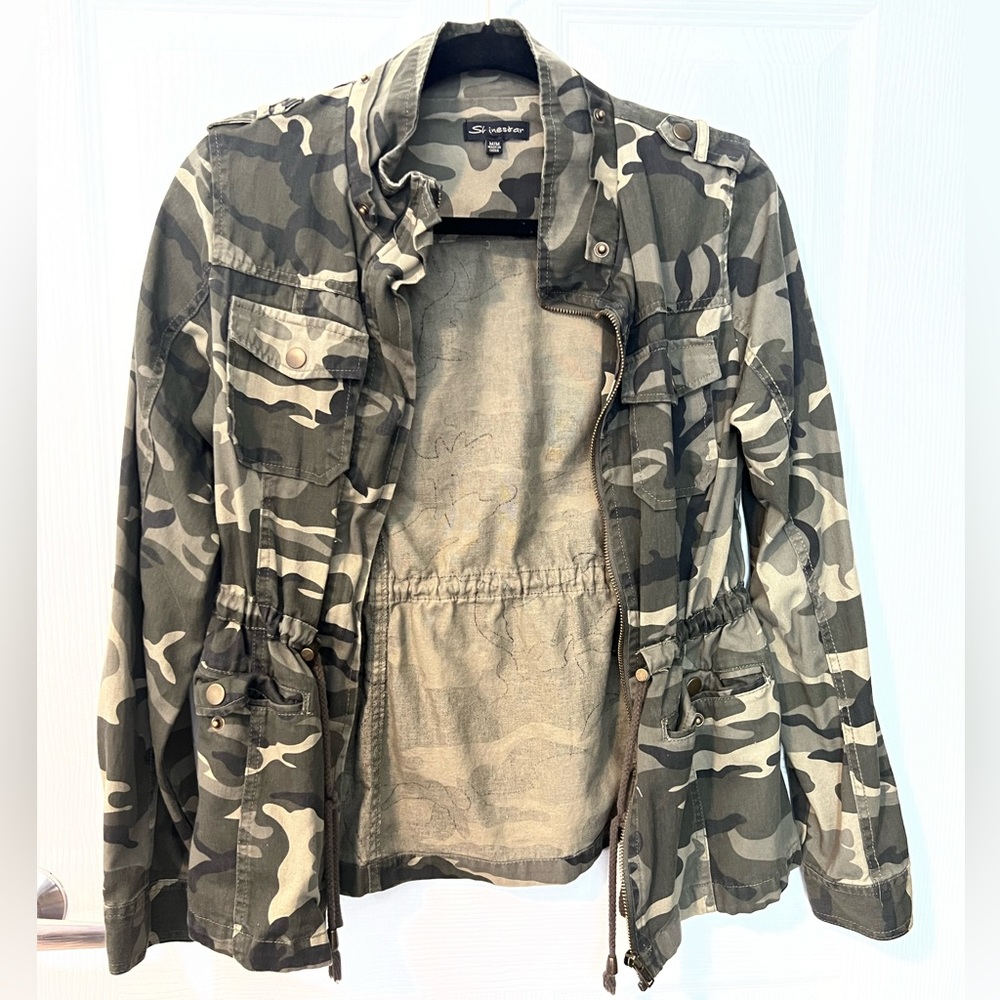 Military-Style Camouflage Utility Jacket - Olive Camo